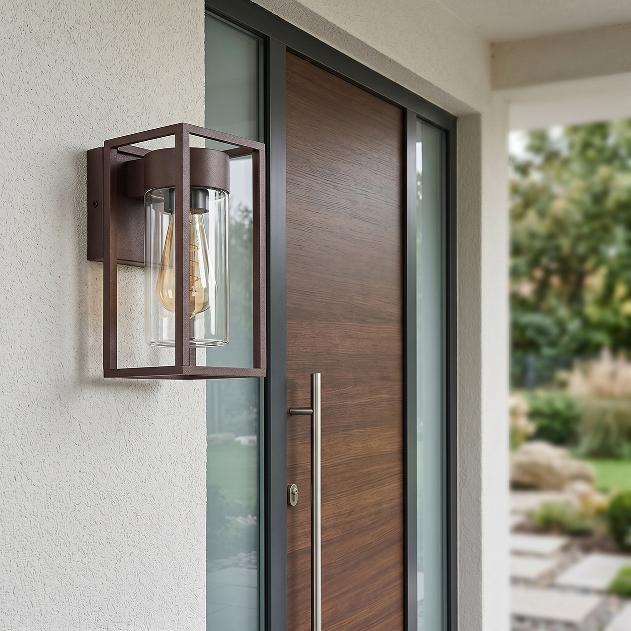 Eine braune Wandleuchte mit Glaszylinder neben einer Holztür.