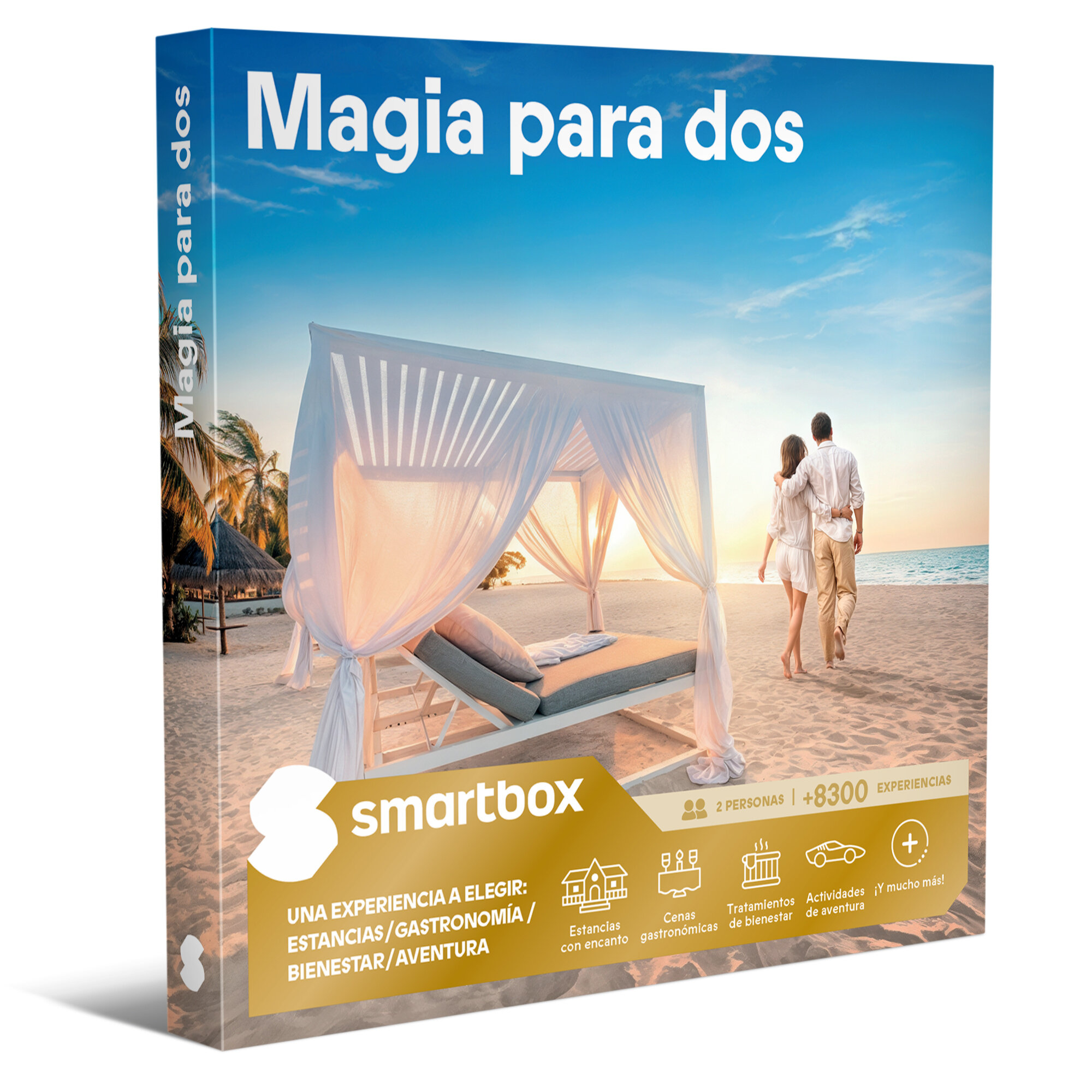 Una pareja camina por la playa, una cama balinesa al frente.