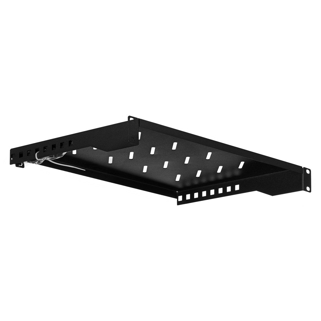 Ein schwarzes, perforiertes Rack-Regal mit Kabeln, weißer Hintergrund.