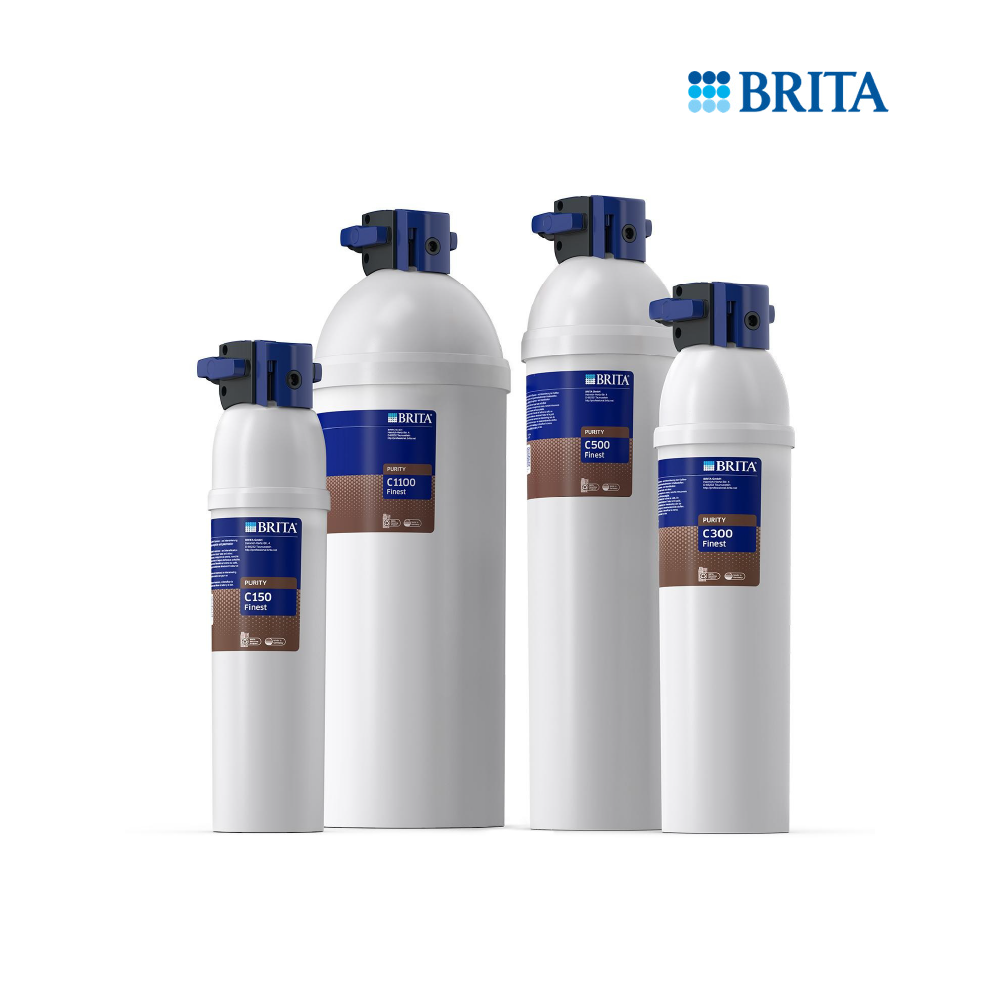 Vier weiße Brita Wasserfilterkartuschen in verschiedenen Größen.