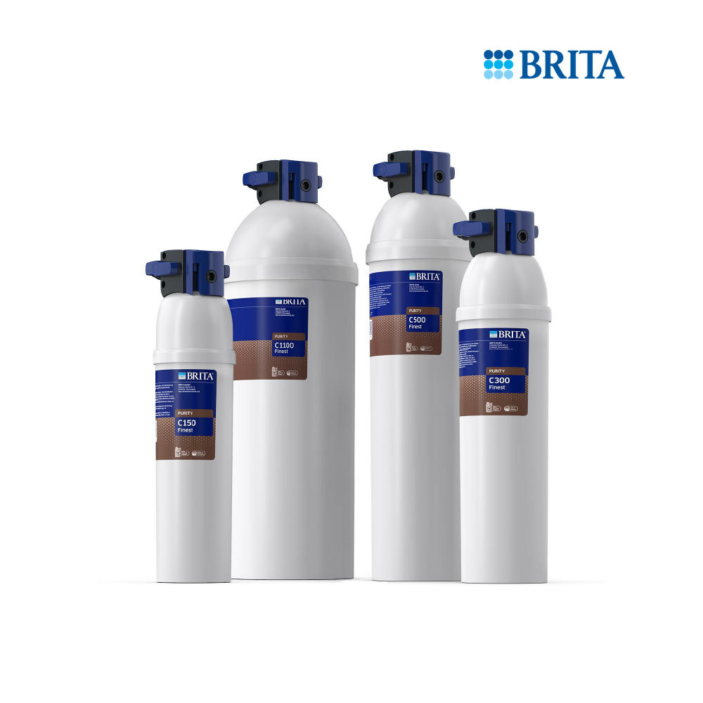 Vier weiße Brita Wasserfilterkartuschen in verschiedenen Größen mit blauen Anschlüssen.
