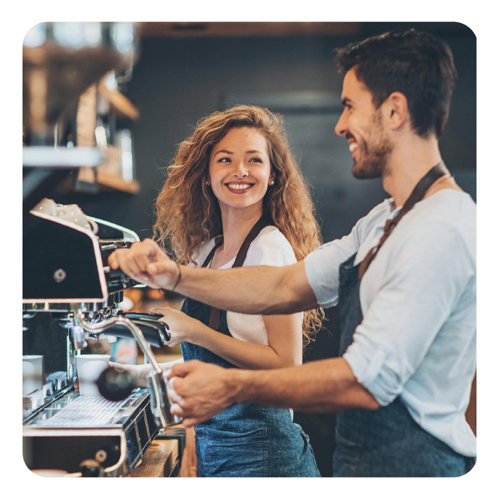 Ein Barista-Paar macht Kaffee an einer Espressomaschine.
