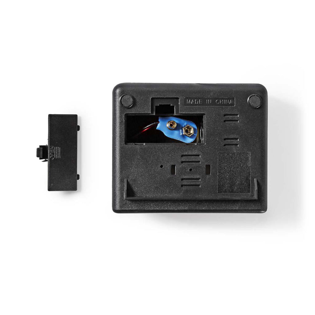 Un couvercle de batterie noir et une boîte noire avec des fils exposés.
