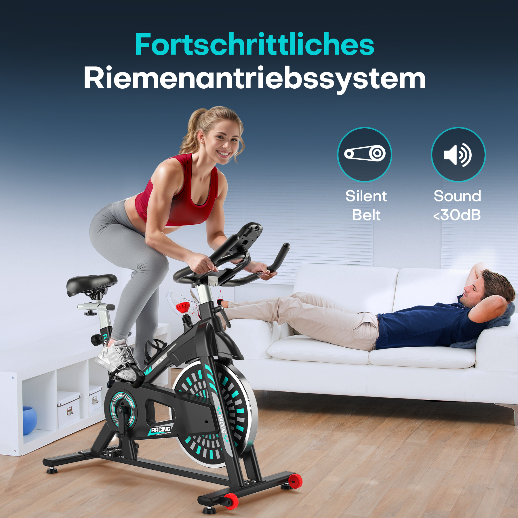 Frau auf Heimtrainer, Mann entspannt auf Sofa im Hintergrund. Leise Riemenantrieb.