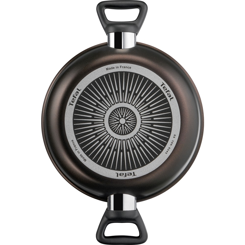 İki kulplu ve logolu kahverengi Tefal tava altı.