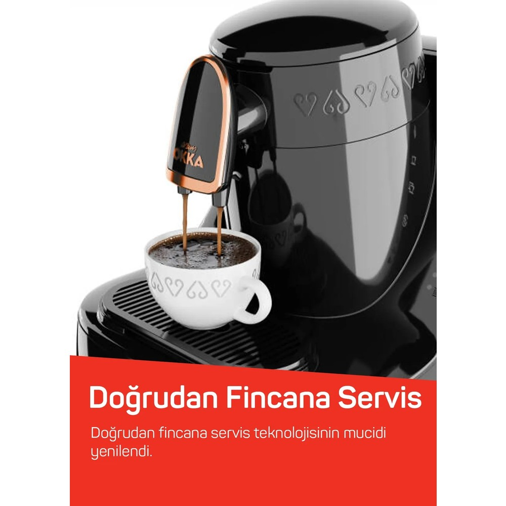 Siyah kahve makinesi, kalpli beyaz fincana kahve ikram ediyor.