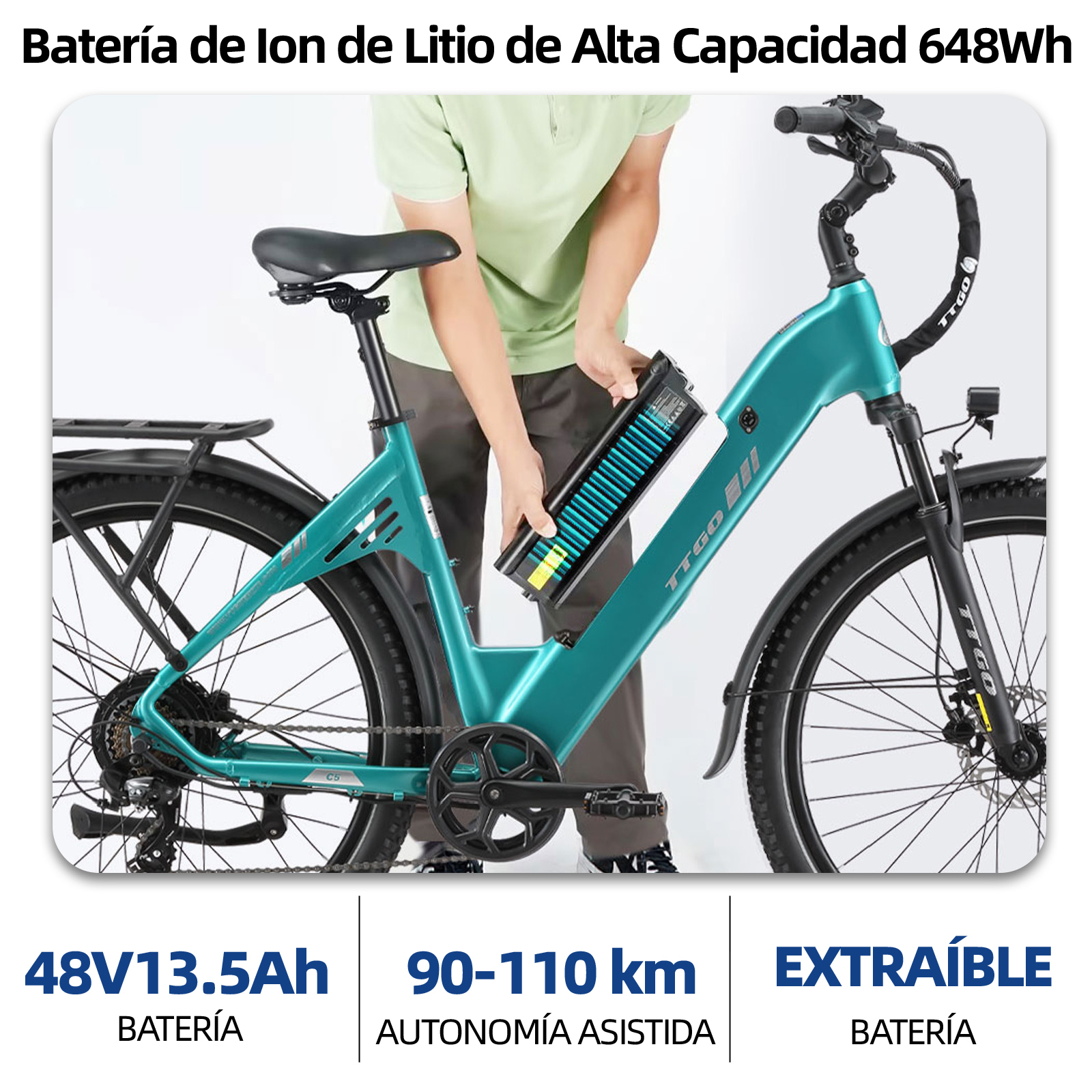 Una persona inserta una batería de bicicleta eléctrica azul verdosa en el cuadro.