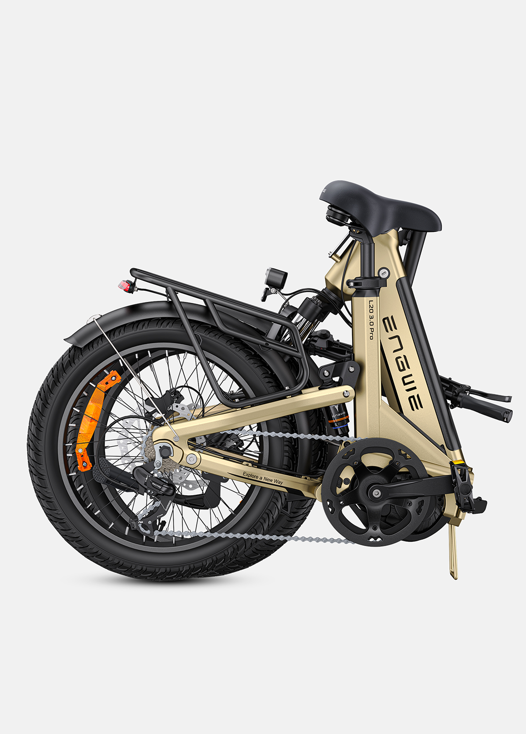 Una bicicleta plegable dorada con sillín negro y portaequipajes.
