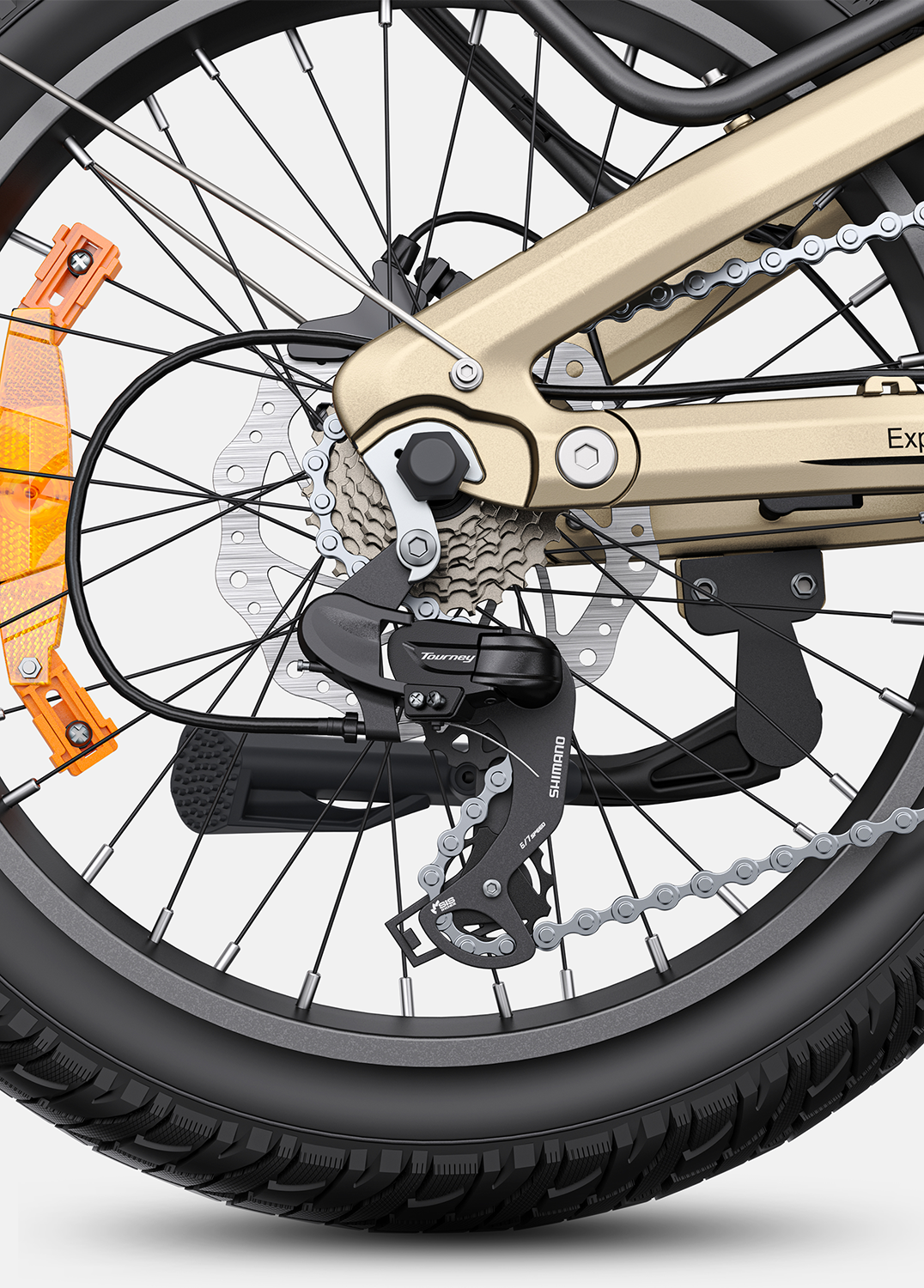 Primer plano del desviador de bicicleta con casete, cadena y rueda de radios.