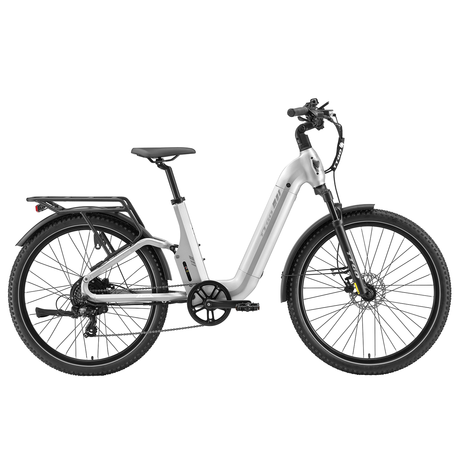 Una bicicleta eléctrica plateada con portaequipajes y neumáticos anchos. Fondo blanco.