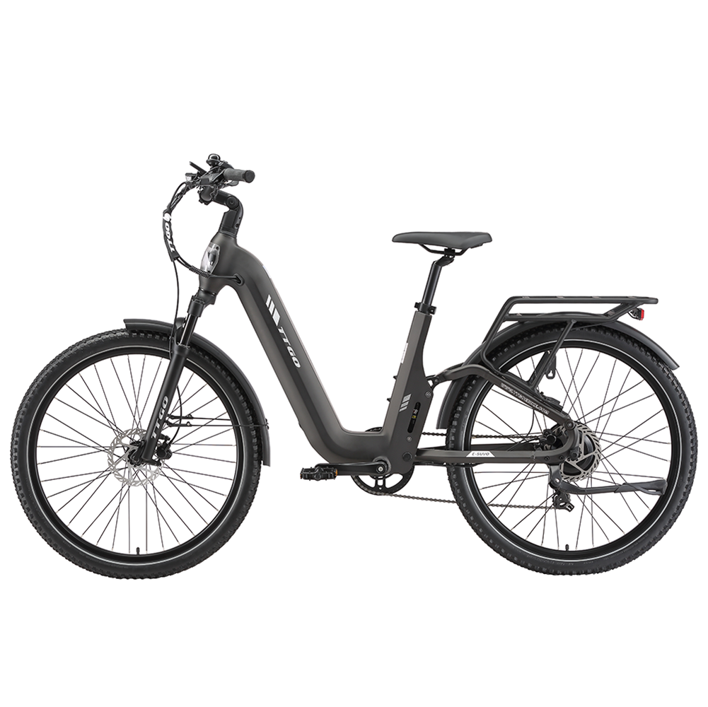 Una bicicleta eléctrica oscura y moderna con neumáticos anchos, portaequipajes y suspensión.