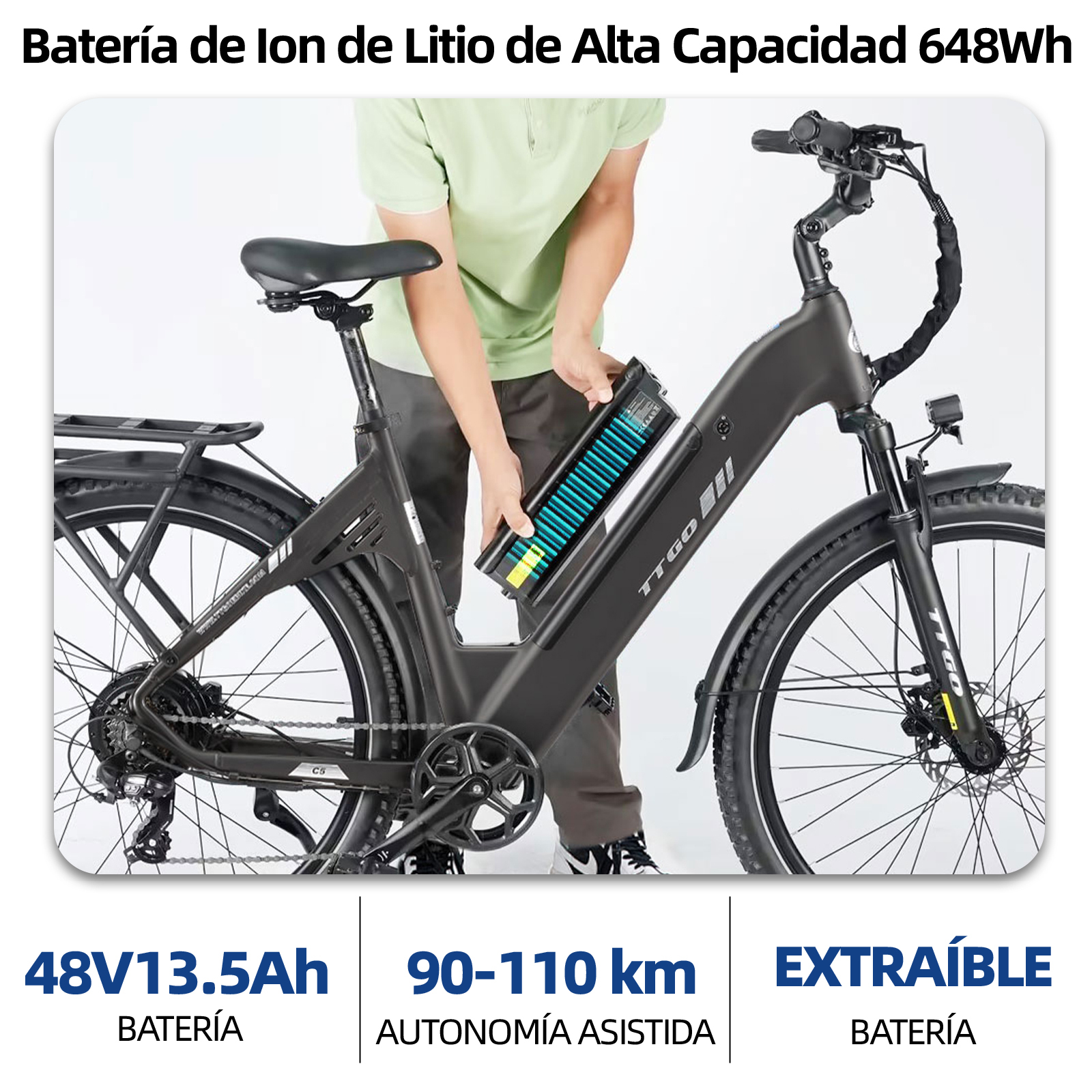 Un hombre extrae una batería de litio de una bicicleta eléctrica. La batería es rectangular.