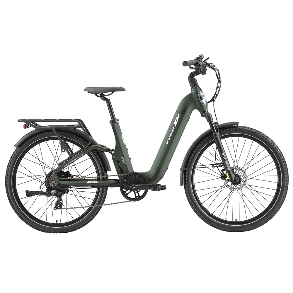 Una bicicleta eléctrica verde con portabultos y guardabarros se muestra sobre fondo blanco.