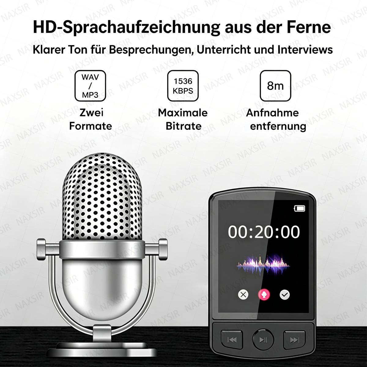 Ein silbernes Mikrofon und ein digitaler Rekorder mit Wellenform-Anzeige.