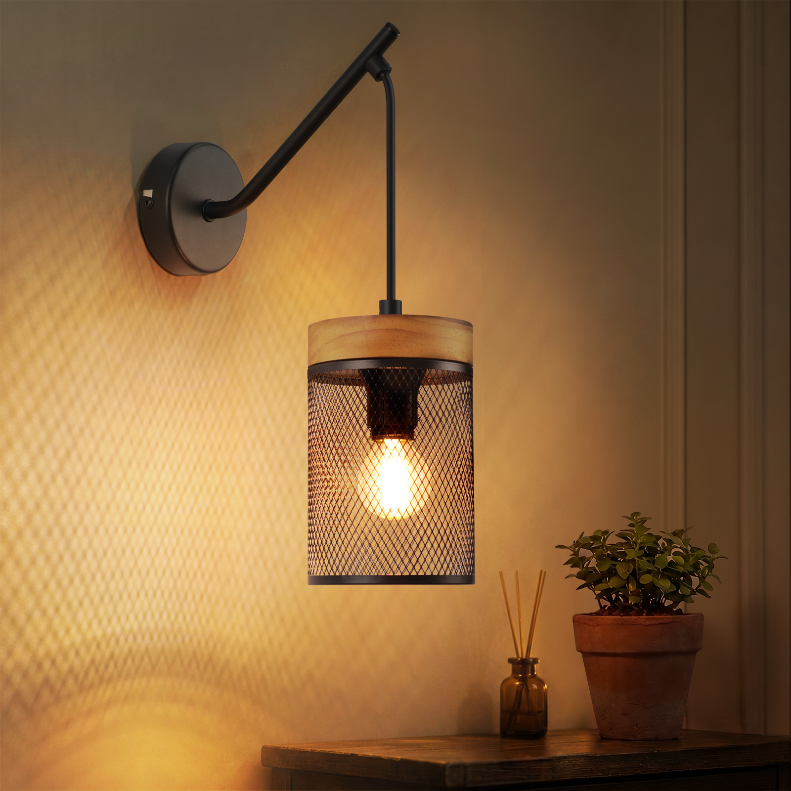 Nowoczesna lampa ścienna z drewnem i czarną siatką nad szafką nocną.