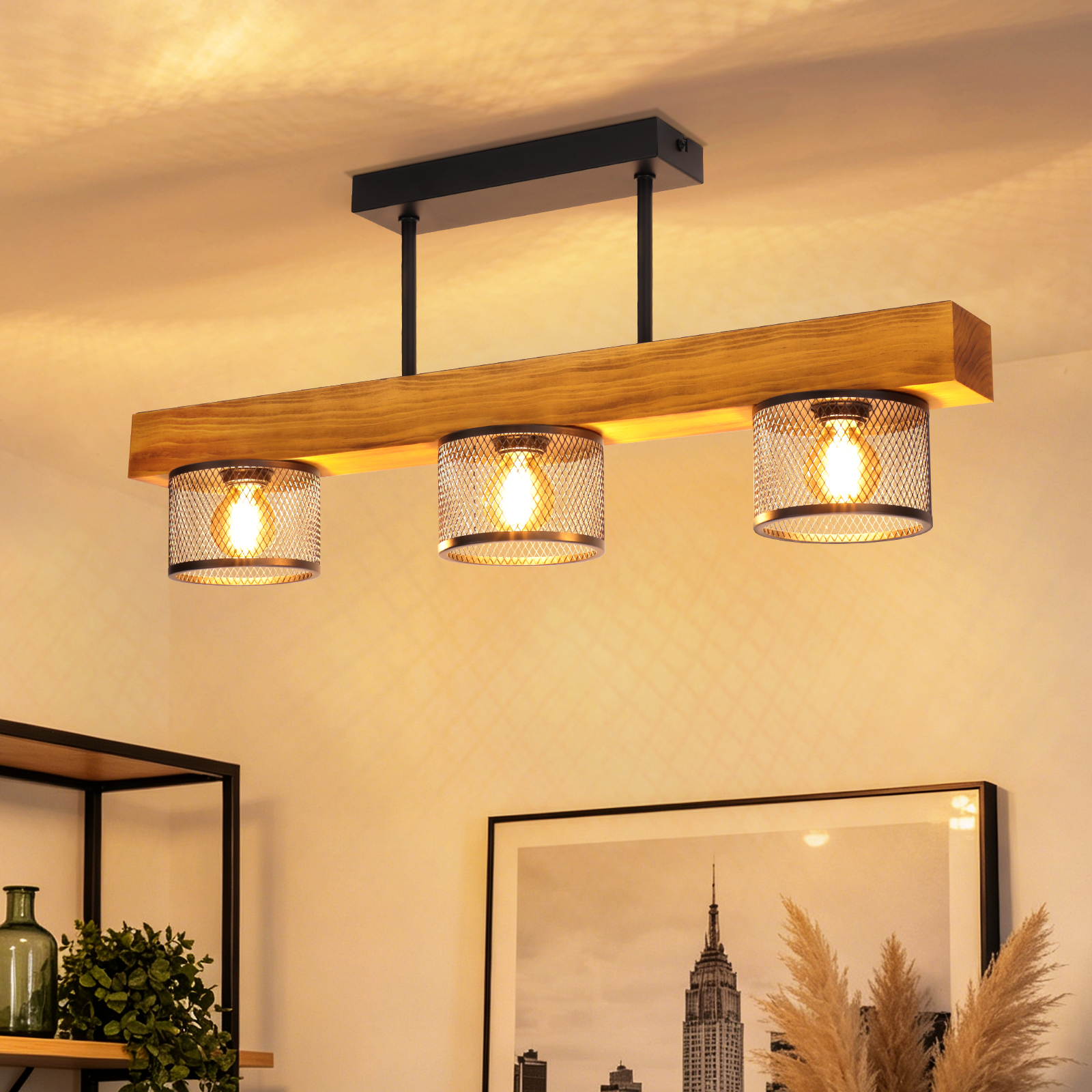 Luz de techo de madera con tres pantallas de malla y bombillas.
