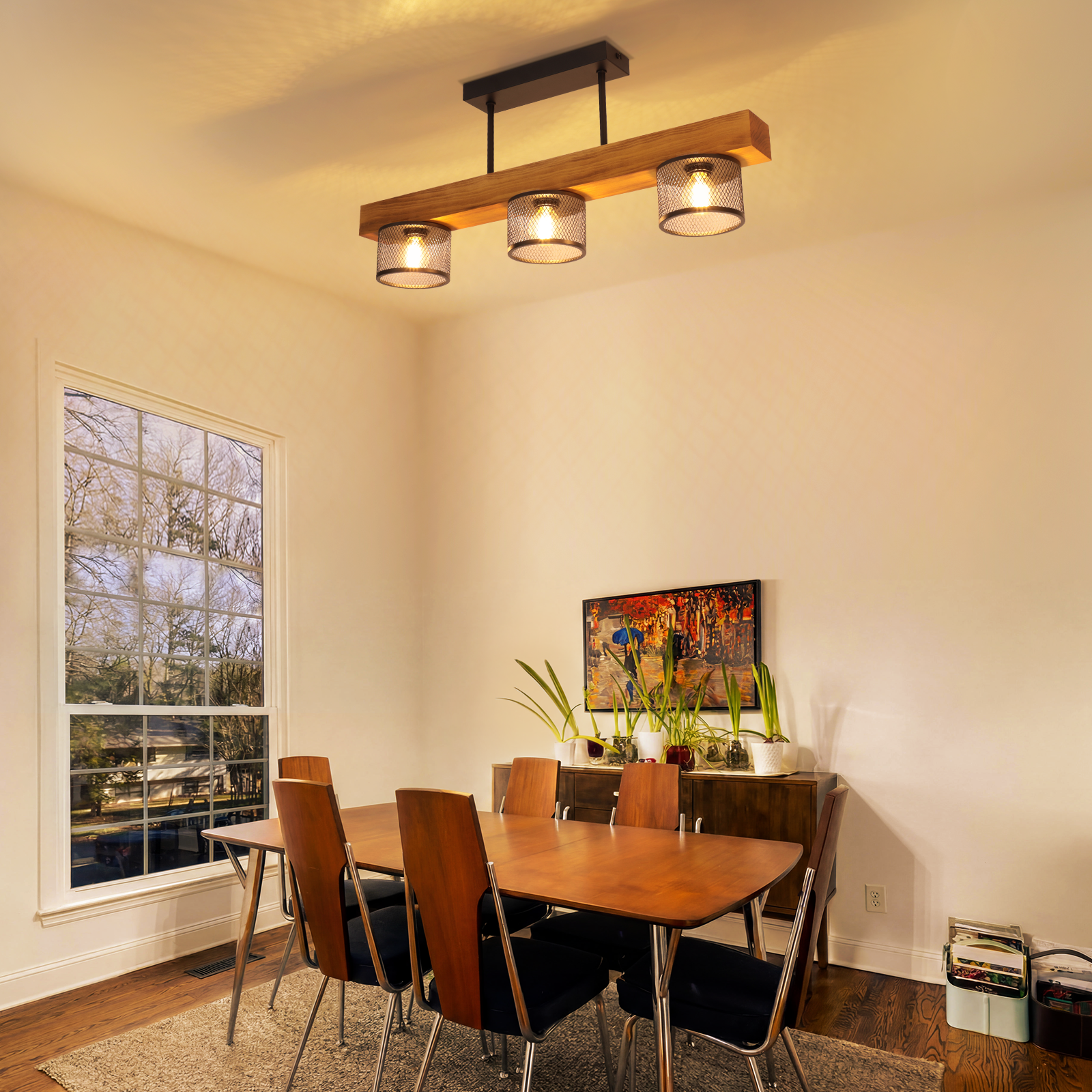 Un comedor con mesa de madera, sillas y ventana con vistas a los árboles.