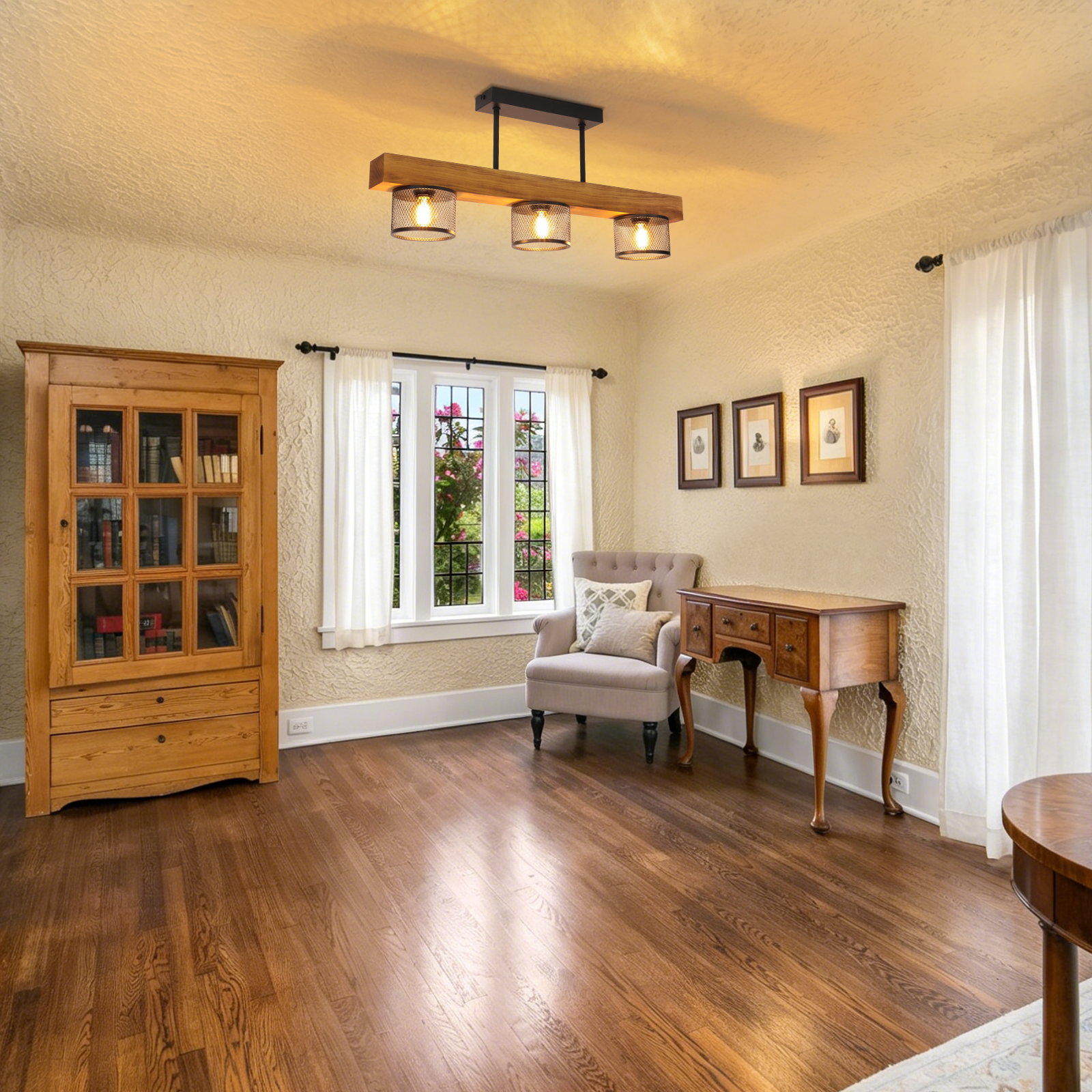 Una sala de estar con suelo de madera, armario, sillón, escritorio y ventana.