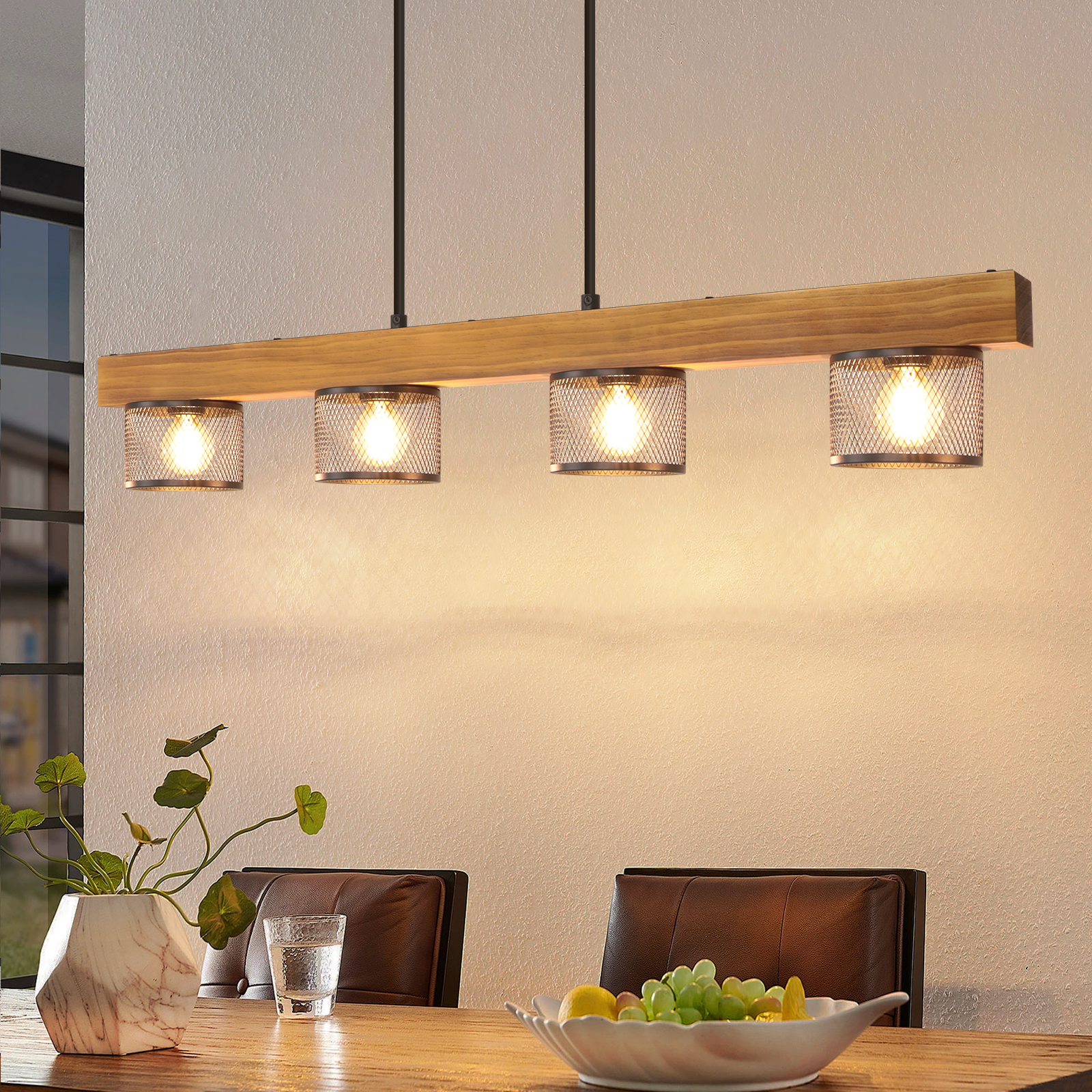 Lampa wisząca z drewnianą belką i czterema metalowymi kloszami nad stołem.