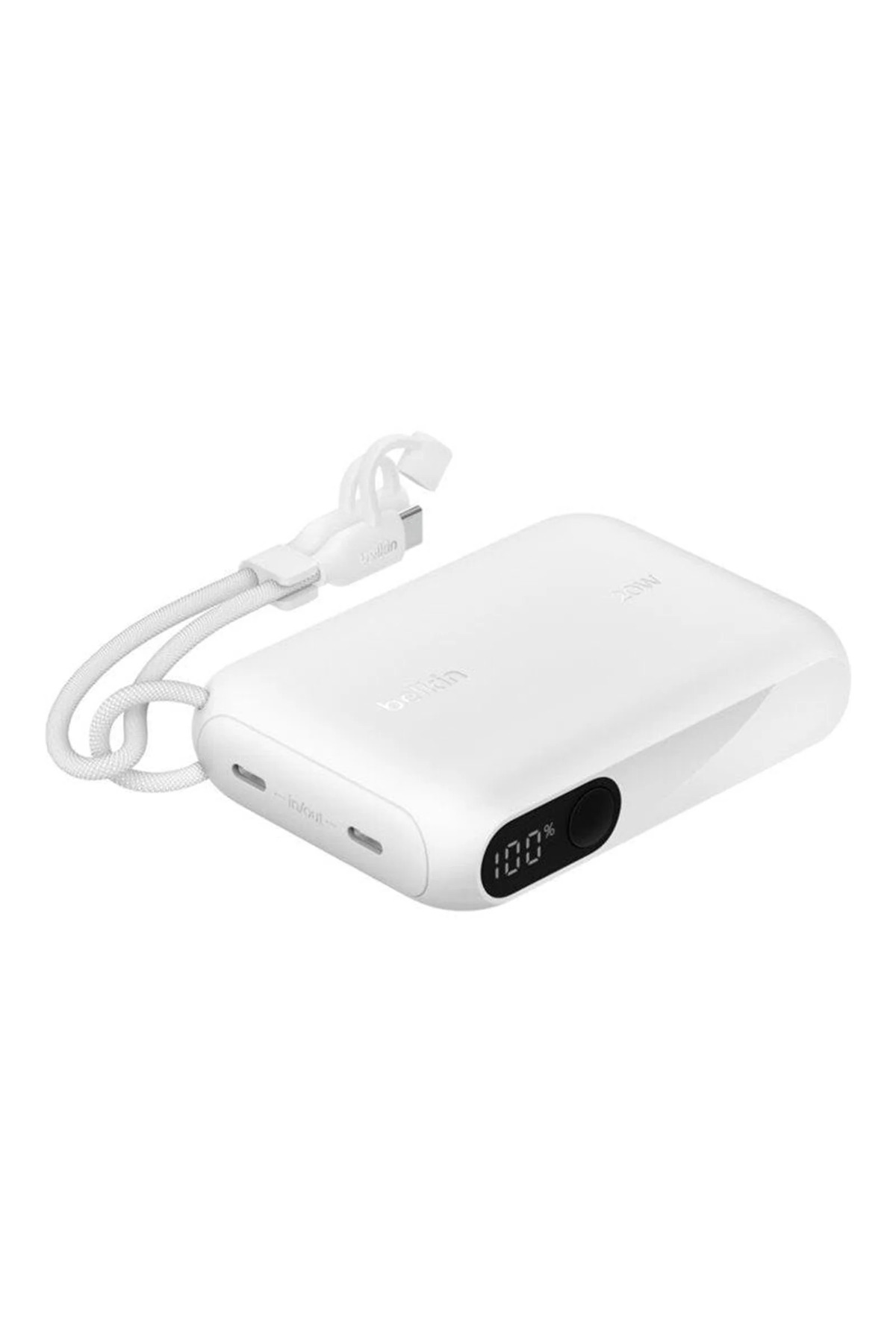 Un power bank Belkin bianco con carica al 100% e cavo bianco.