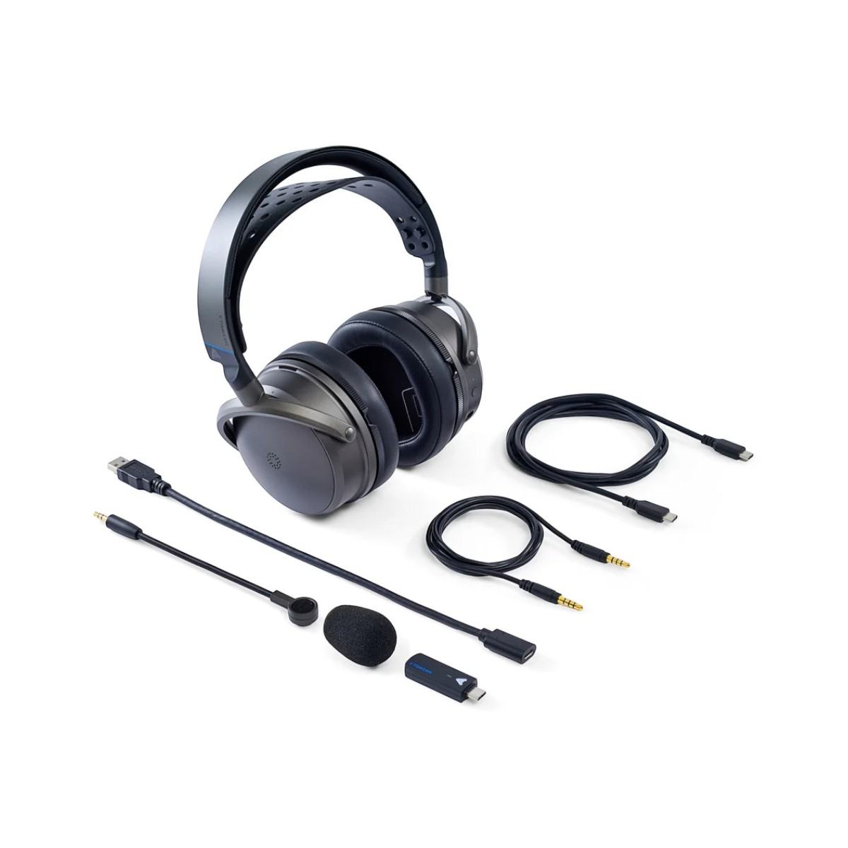 Cuffie con microfono, cavi e dongle USB su sfondo bianco.