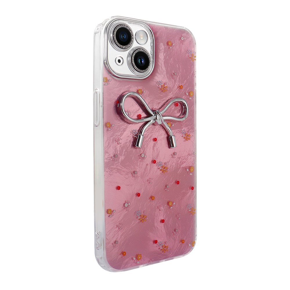 Çiçek desenli, fiyonklu pembe telefon kılıfı ve kamera açıklığı.