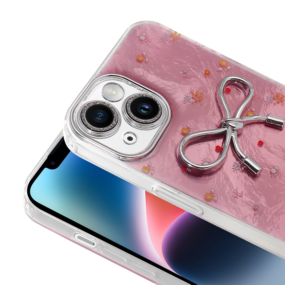Simli, çiçek desenli ve gümüş fiyonk halkalı pembe telefon kılıfı.