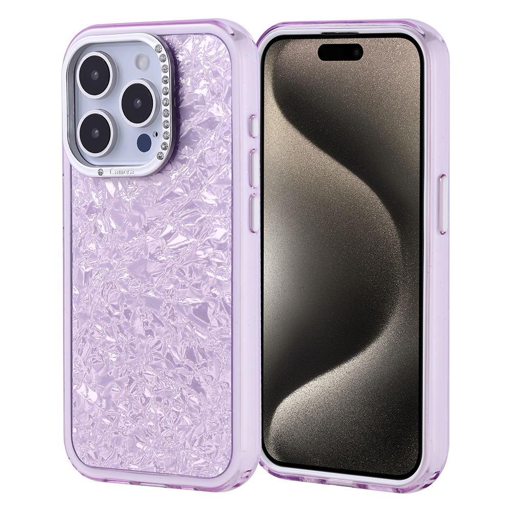 Kırışık desenli ve kamera kesimli mor telefon kılıfı, akıllı telefonun yanında.