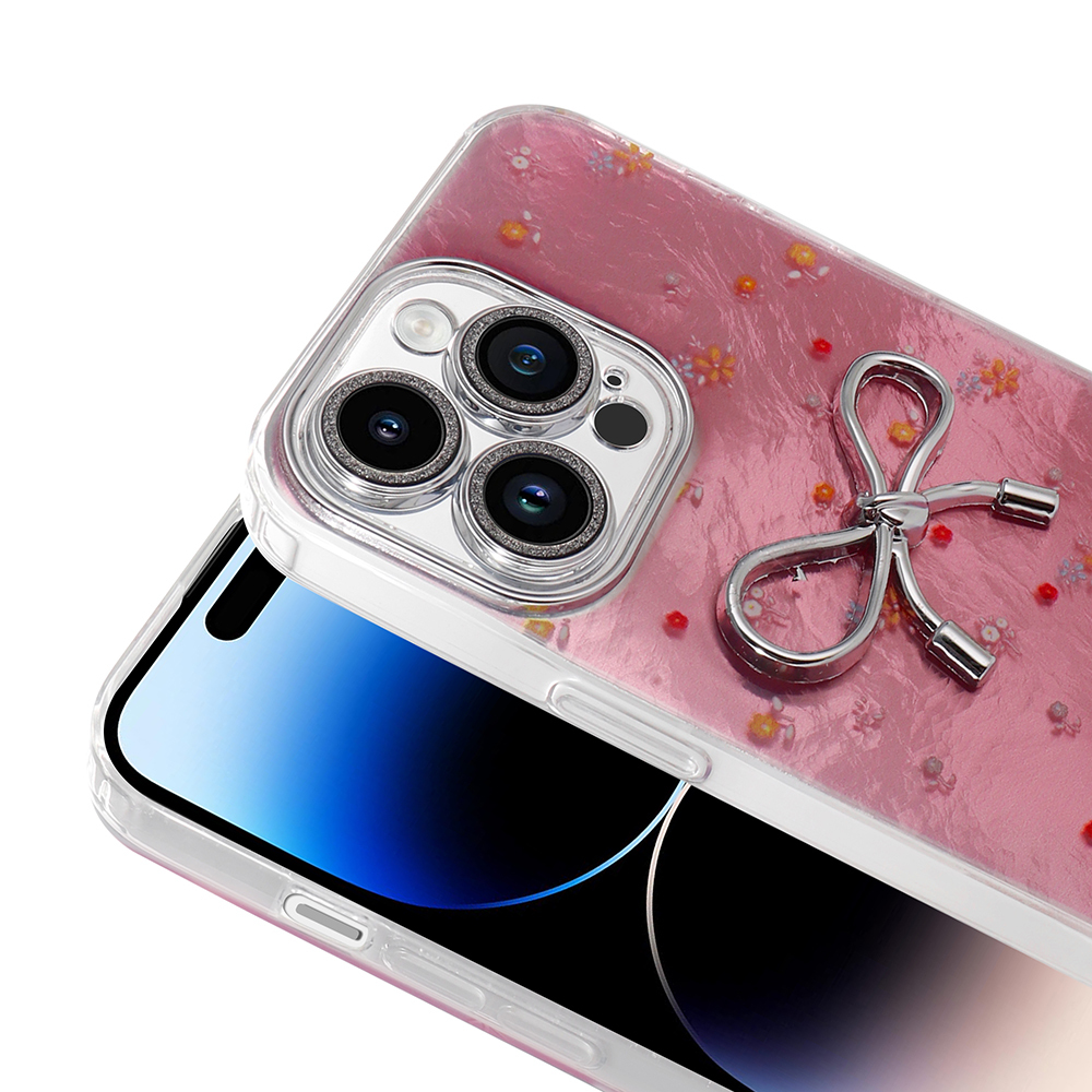 Çiçekli simli pembe telefon kılıfı ve gümüş fiyonk halka standı.