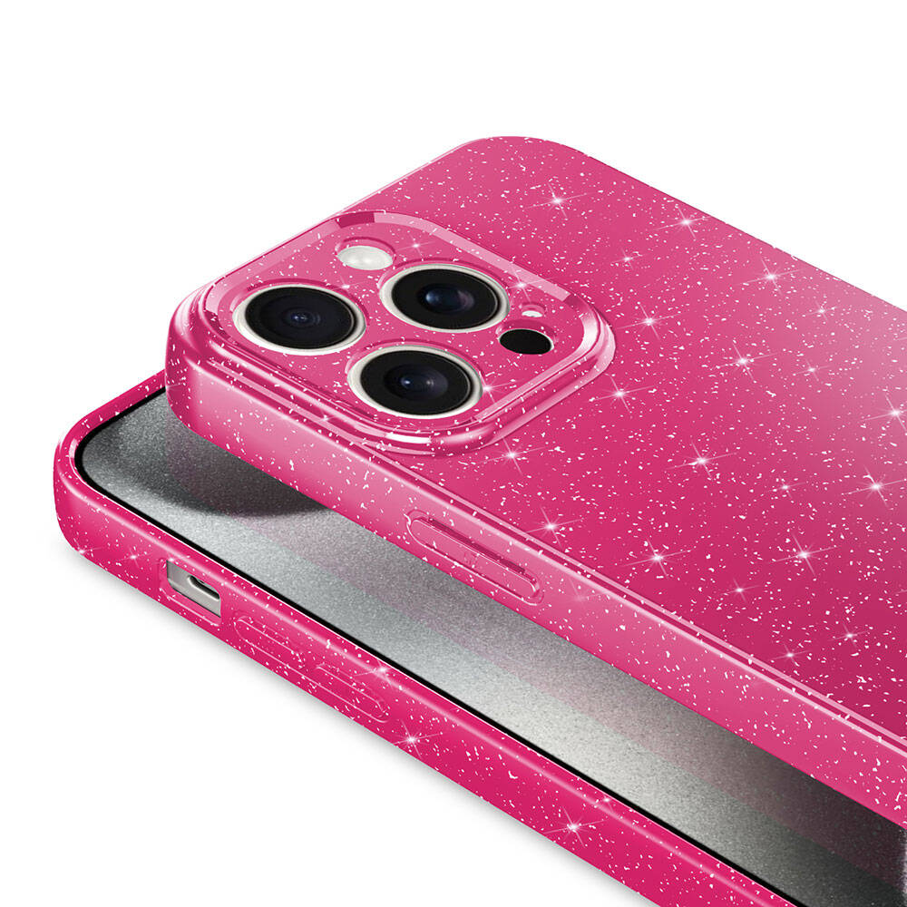 Parlak pembe, kamera modüllü telefon kılıfı, beyaz arka plan üzerinde.