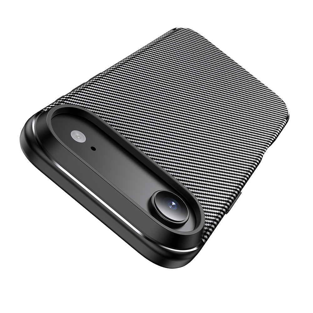 Karbon fiber desenli ve kamera modüllü siyah telefon kılıfı.