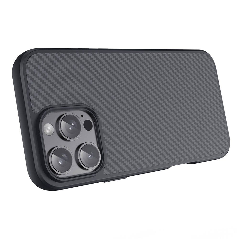 Karbon fiber desenli, üç kameralı siyah telefon kılıfı.