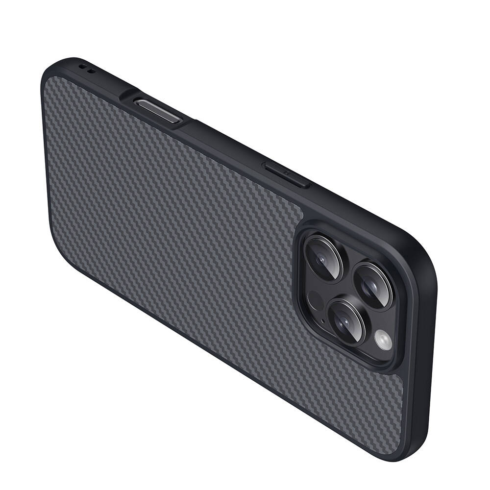 Karbon fiber desenli ve üçlü kamera açıklıklı siyah telefon kılıfı.