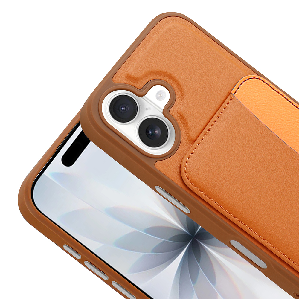 Kart yuvalı kahverengi deri telefon kılıfı, kamera lenslerini ve ekranı gösteriyor.