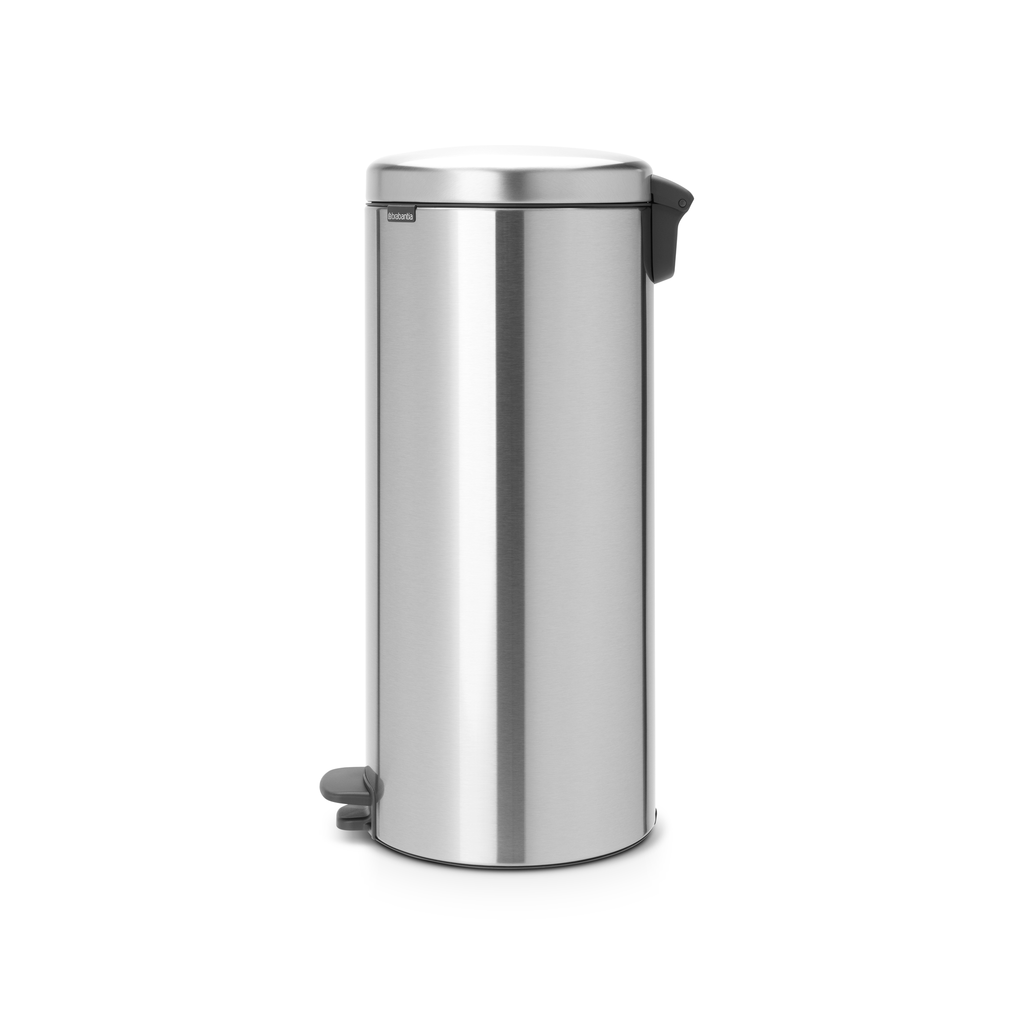 Een slanke, zilveren pedaalemmer met deksel, op een witte achtergrond.