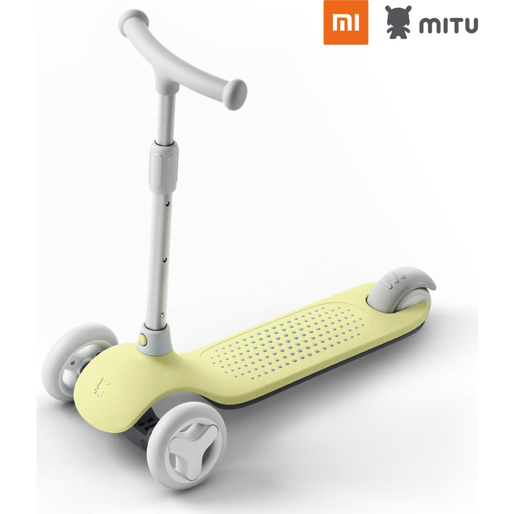 Beyaz tutamaklı ve tekerlekli sarı üç tekerlekli scooter, beyaz arka plan üzerinde.