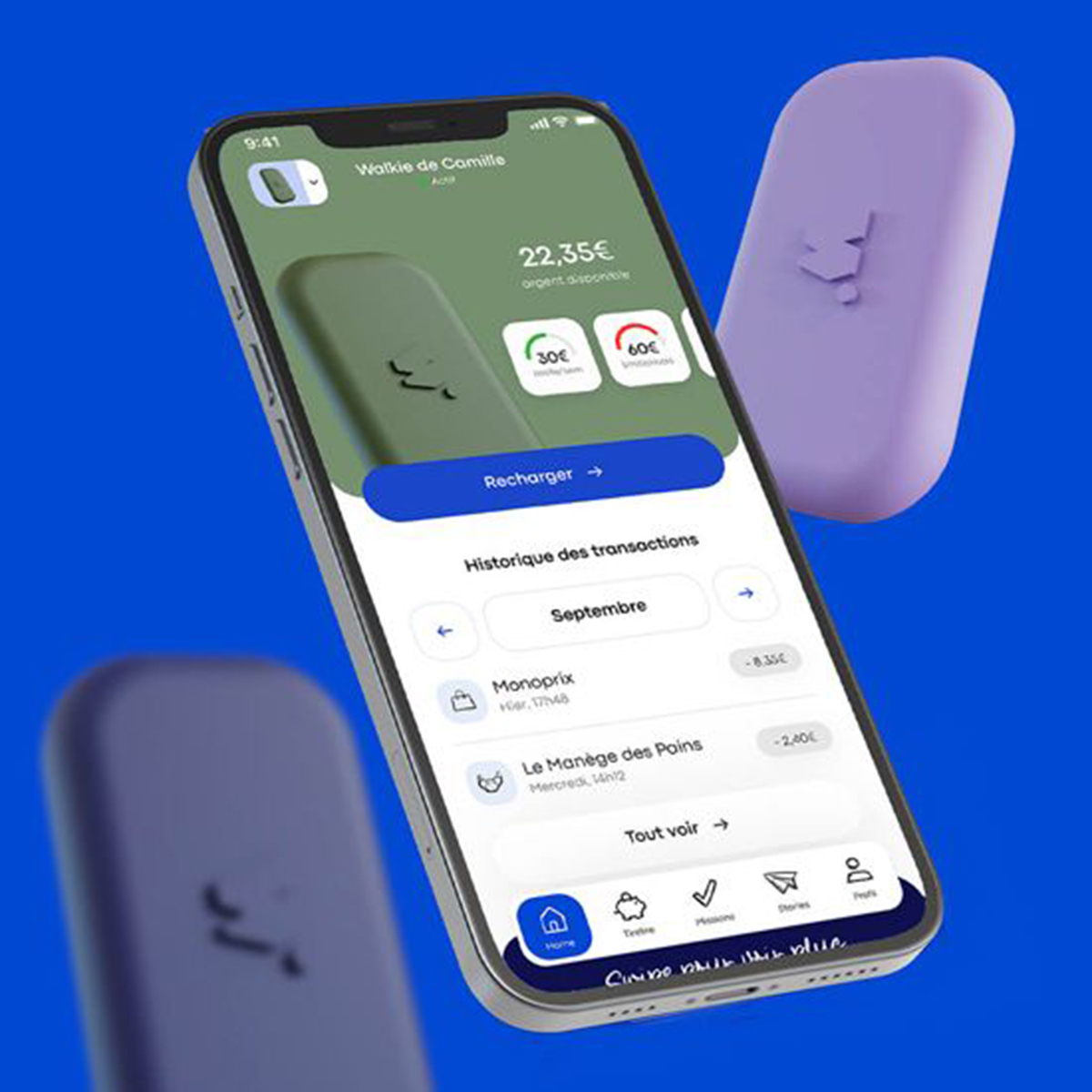 Uno smartphone mostra un'app con transazioni e saldo. Due oggetti viola sullo sfondo.