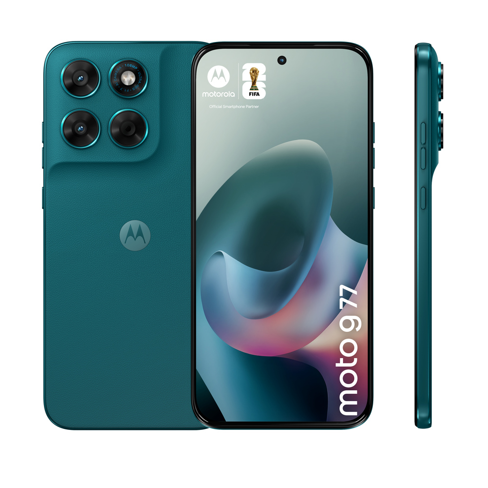 Turkusowy smartfon Motorola Moto G77 pokazany z przodu, tyłu i boku. Cztery tylne kamery.