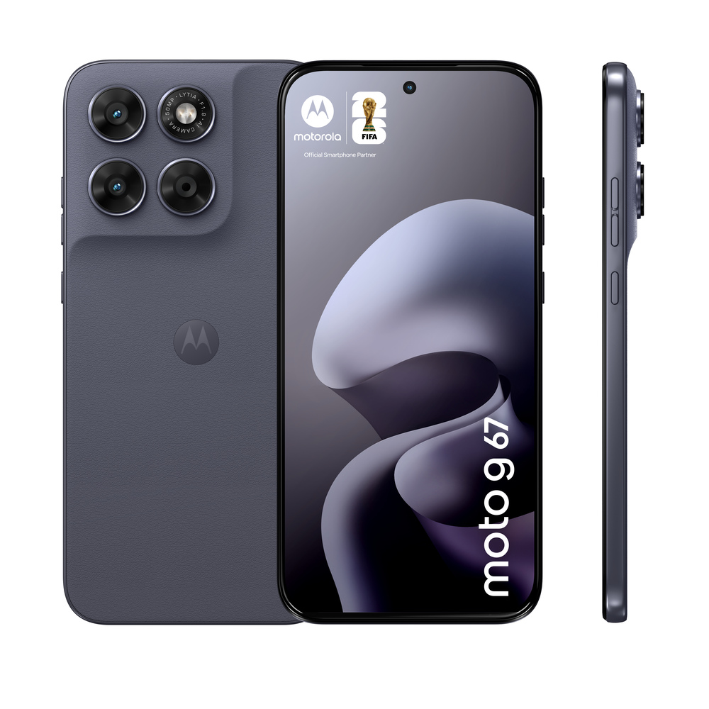 Graues Motorola Moto G 67 Smartphone mit vierfacher Rückkamera und FIFA-Logo.