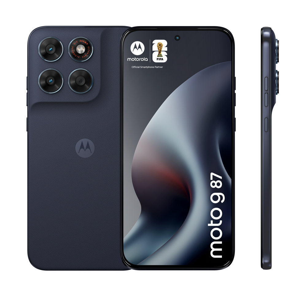 Tre viste di uno smartphone Motorola Moto g 87 blu scuro con 4 fotocamere e logo FIFA.