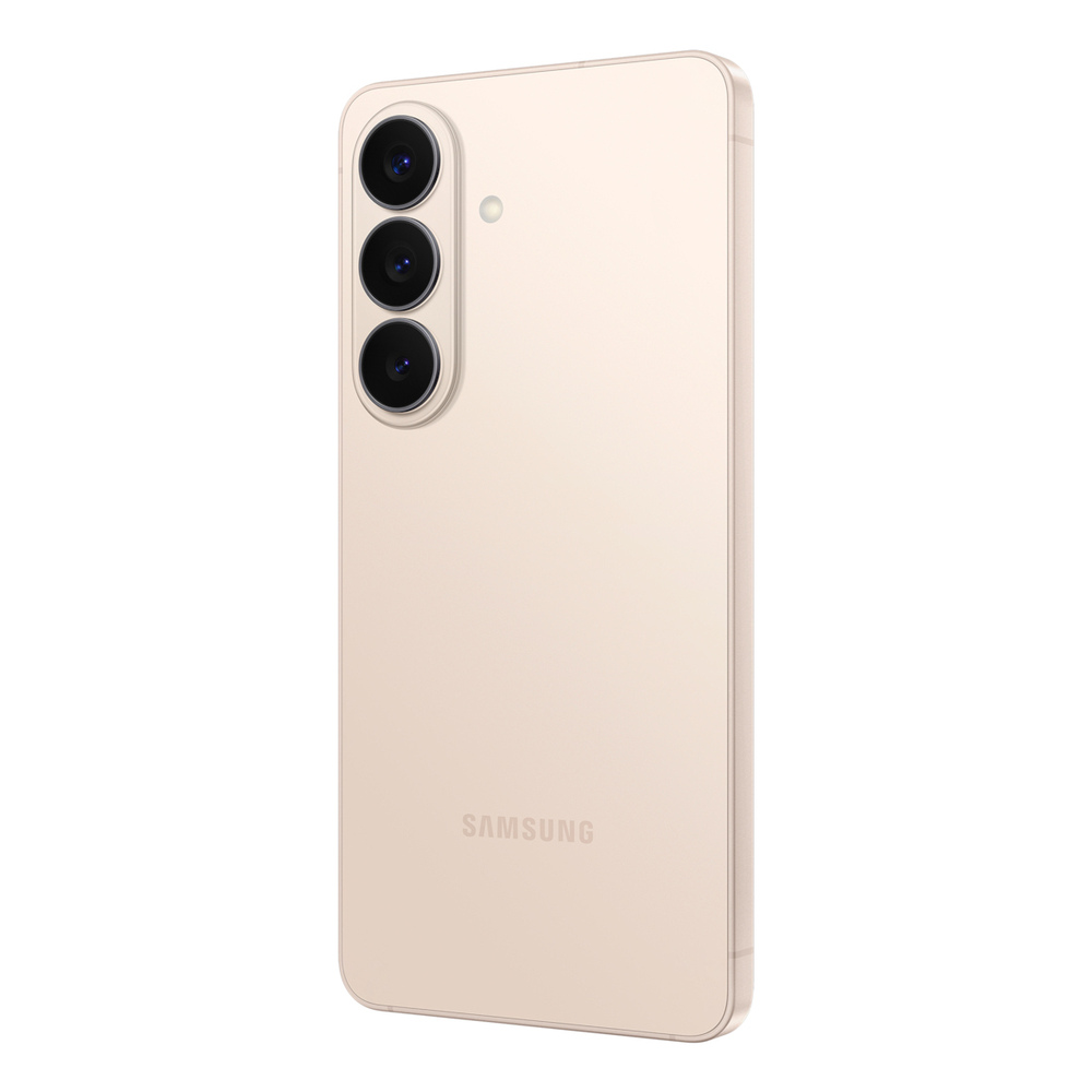Uno smartphone Samsung oro chiaro con tre fotocamere sul retro.