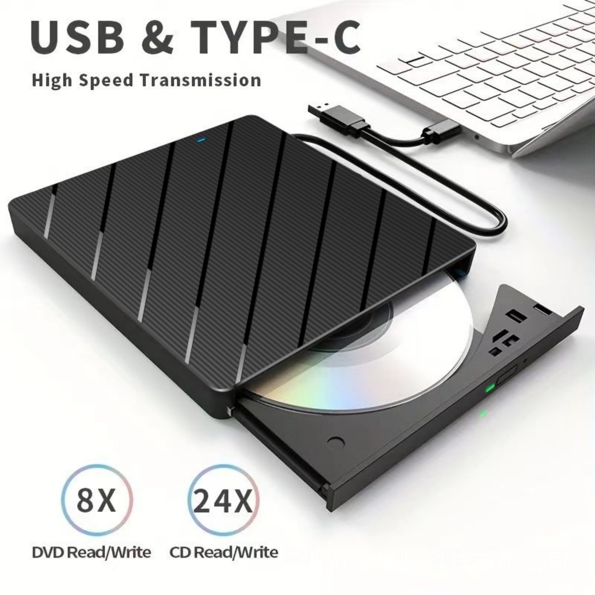 Schwarzer externer USB- und Typ-C-DVD-Brenner mit eingelegter CD, angeschlossen an einen Laptop.