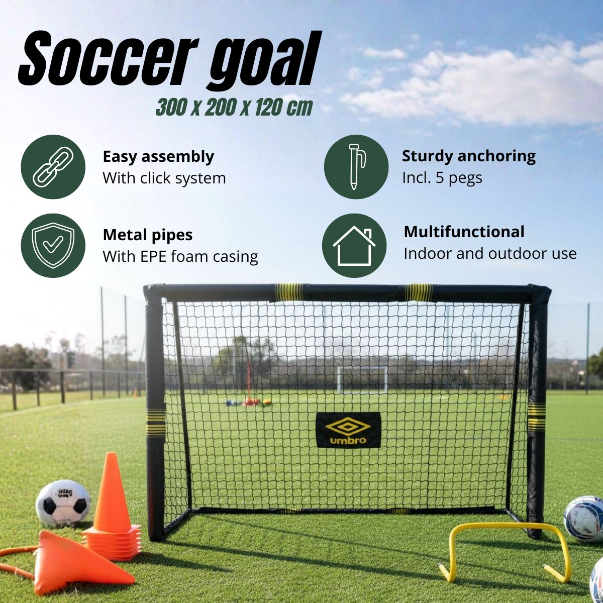 Voetbaldoel met voetbal, kegels en trainingshorden op gras.