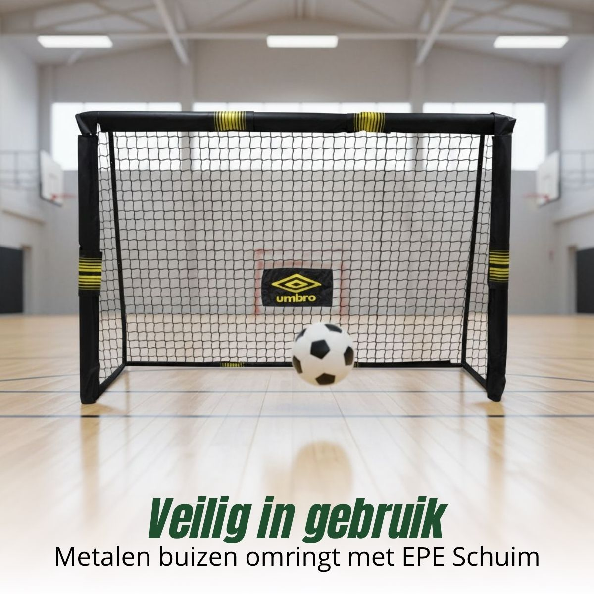 Voetbaldoel met voetbal binnen, Umbro logo op het net.