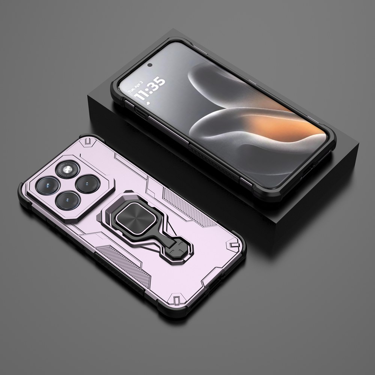 Een paarse telefoonhoes met ringhouder naast een zwarte telefoon op een donker oppervlak.