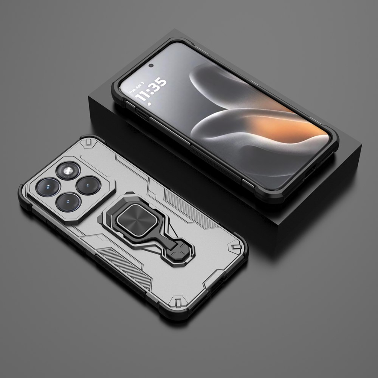 Twee grijze telefoonhoesjes liggen naast elkaar op een donker oppervlak.