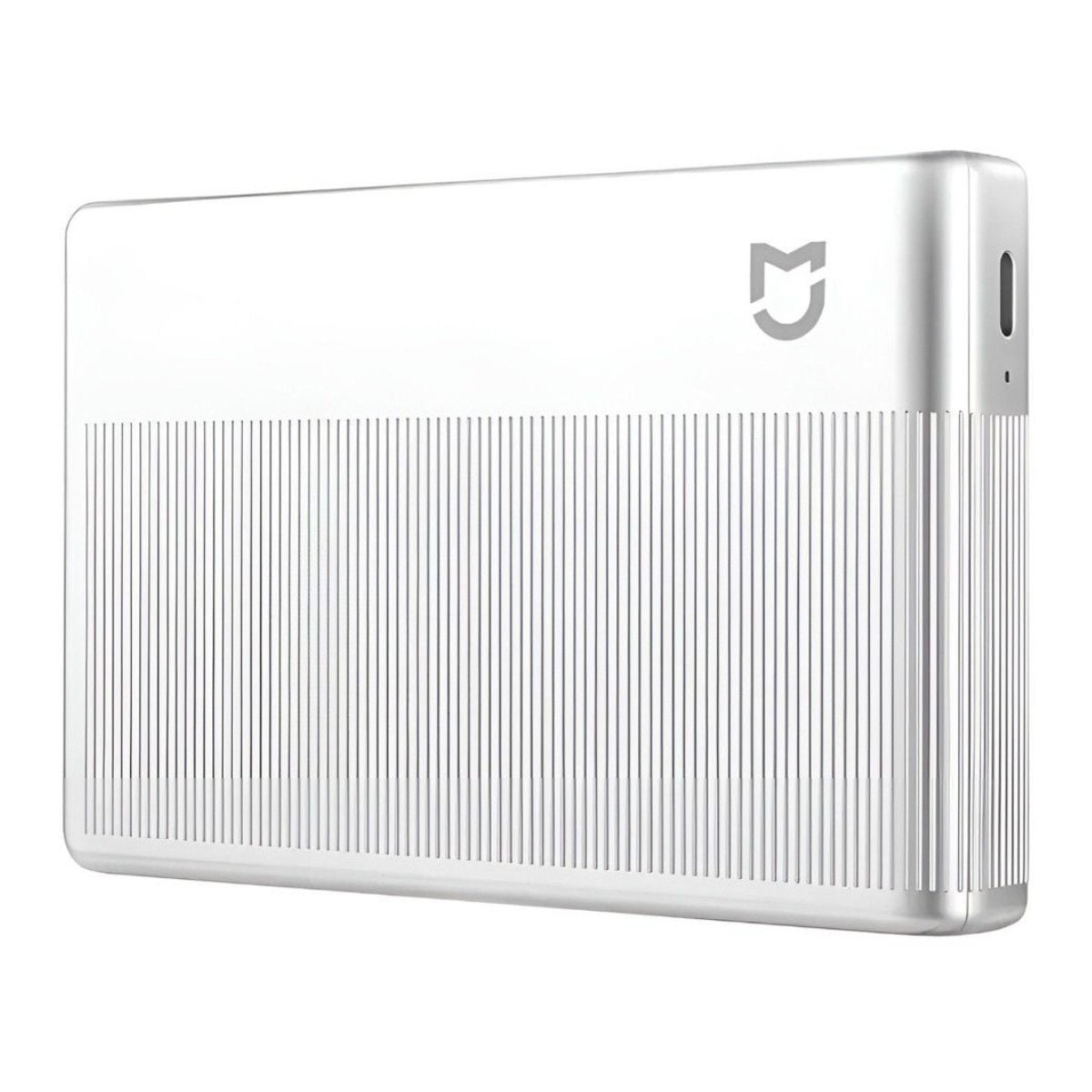 Un power bank bianco con scanalature verticali e un logo.