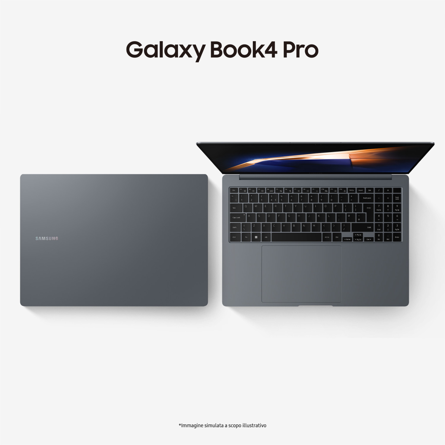 Un laptop Samsung Galaxy Book4 Pro grigio, chiuso e aperto, su sfondo bianco.