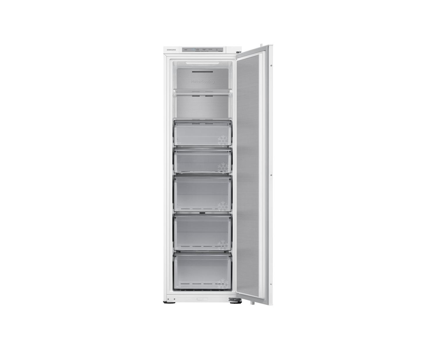 Ein weißer Kühlschrank mit geöffneter Tür, der fünf durchsichtige Schubladen zeigt.