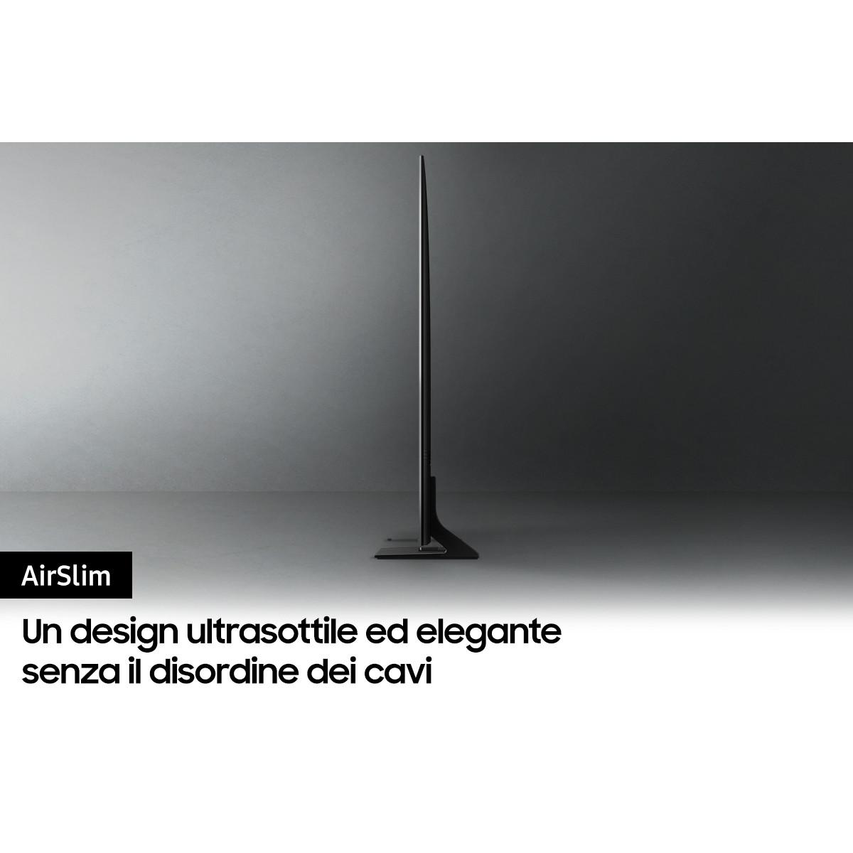 Una TV estremamente sottile ed elegante su un supporto su sfondo grigio.